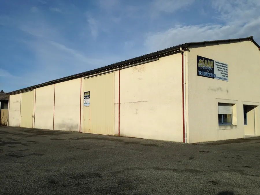 Le bâtiment de Béarn Design dans la zone Pous à Coarraze