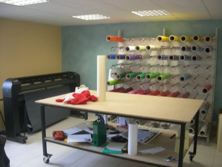 L'atelier de Béarn Design à Coarraze, plotter et rouleaux d'adhésifs