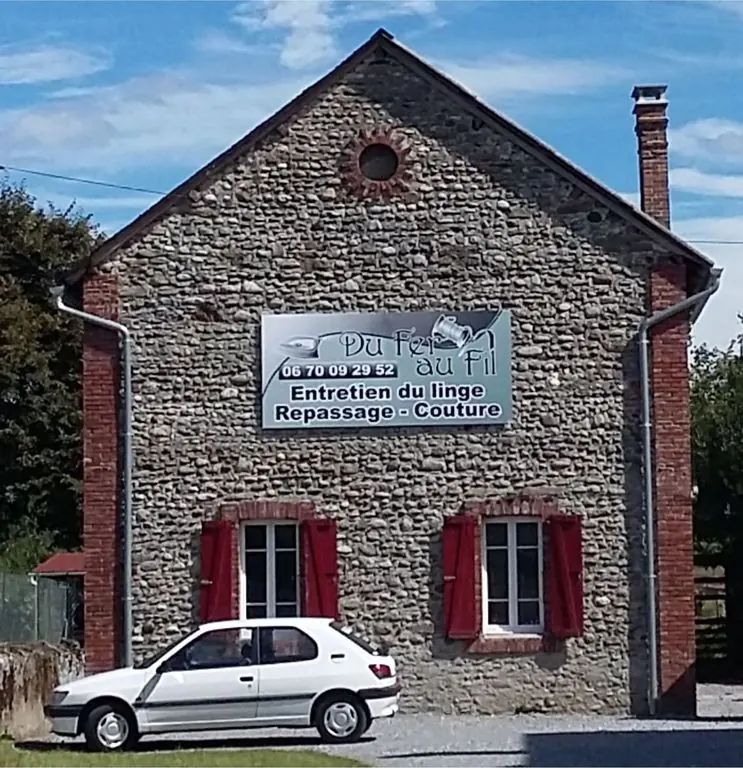 Enseigne en Dibond imprimé sur une maison en pierre
